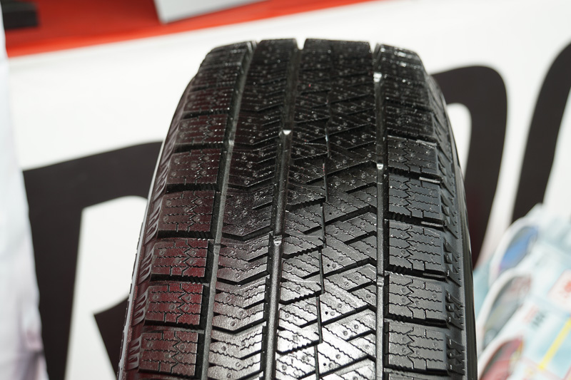 ブースに先行展示された「BLIZZAK VRX2」