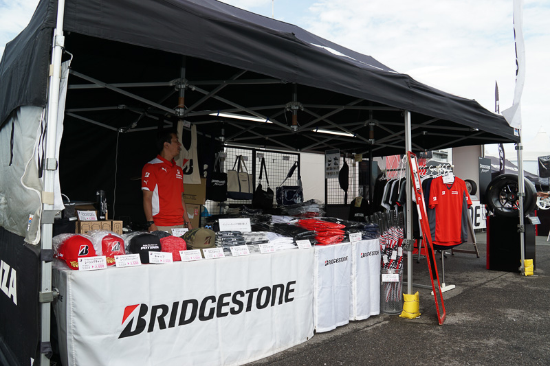 物販コーナーや「ポテンザ」を装着したレクサス車を展示