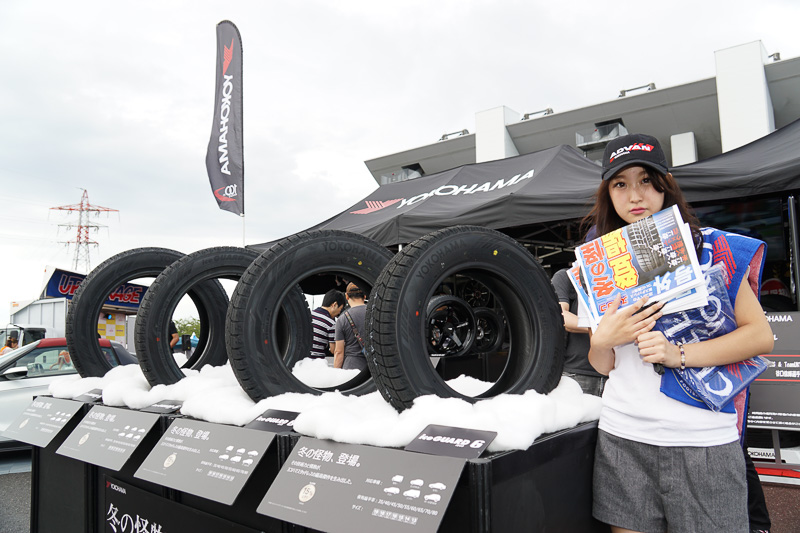 横浜ゴムは「冬の怪物登場」と題した号外を発行して新商品「iceGUARD 6（アイスガード シックス）」をアピール