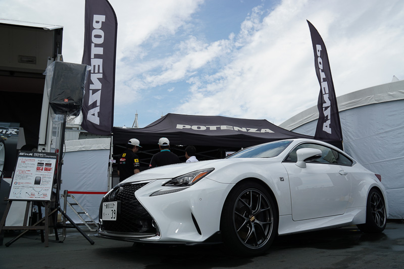 物販コーナーや「ポテンザ」を装着したレクサス車を展示