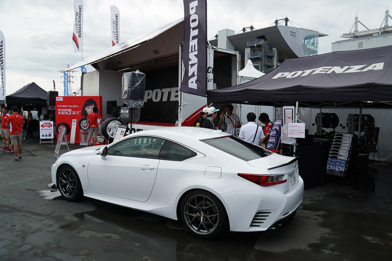 物販コーナーや「ポテンザ」を装着したレクサス車を展示