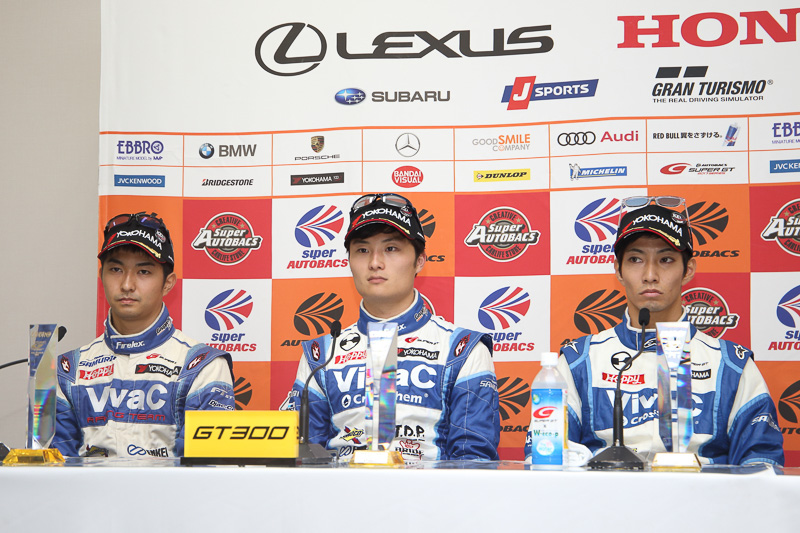 25号車 VivaC 86 MCの松井孝允選手（右）、山下健太選手（中央）、近藤翼選手（左）