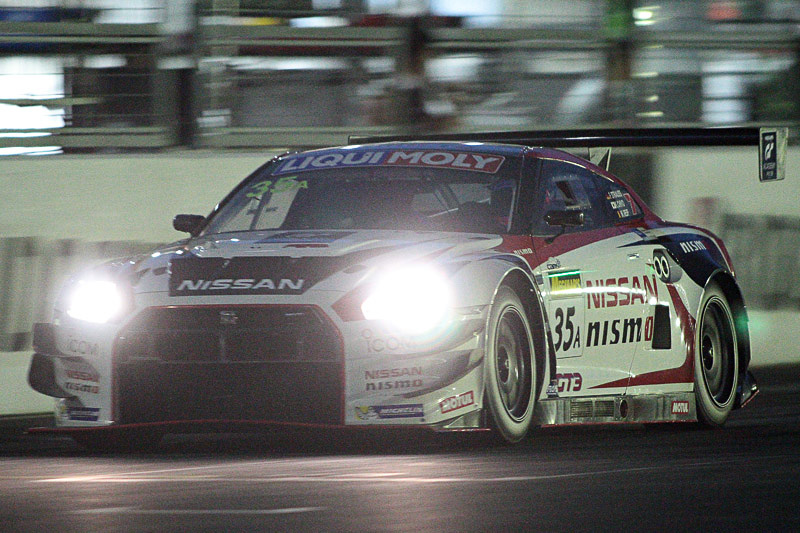 千代勝正選手がドライブするGT-R NISMO GT3とともに、ジェンソン・バトン選手がNSX GT3の国内初走行を披露