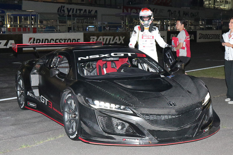 ジェンソン・バトン選手が本田技研工業のレース専用車両「NSX GT3」の国内初走行を披露