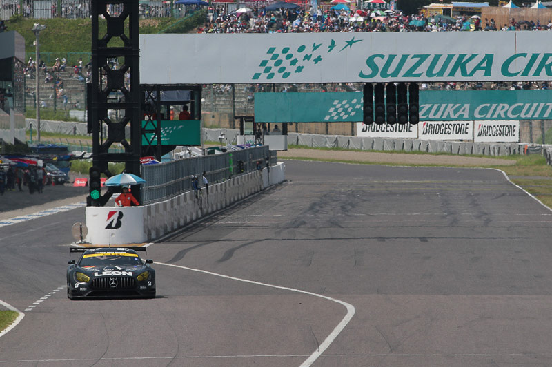 65号車 LEON CVSTOS AMG（黒澤治樹/蒲生尚弥組、BS）は1周目にピットに入りドライバー交替を実施