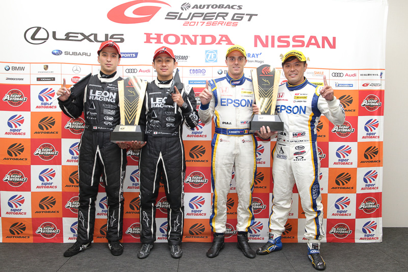 左から、GT300優勝の65号車「LEON CVSTOS AMG」蒲生尚弥選手、黒澤治樹選手。GT500優勝の64号車「Epson Modulo NSX-GT」ベルトラン・バゲット選手、松浦孝亮選手