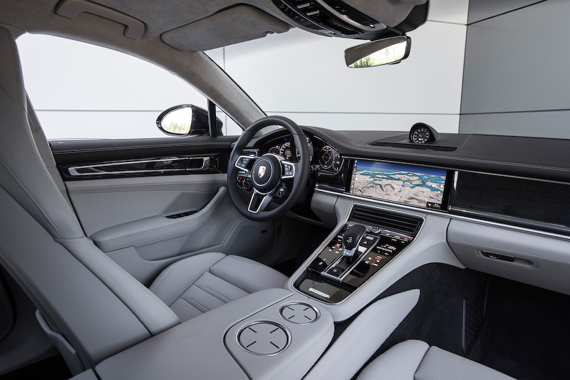 ラゲッジスペースをサルーンのパナメーラから20L拡大するとともに、シリーズとして初めて3座シートを搭載した。