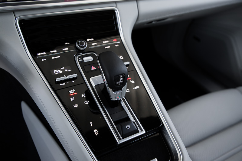 ラゲッジスペースをサルーンのパナメーラから20L拡大するとともに、シリーズとして初めて3座シートを搭載した。