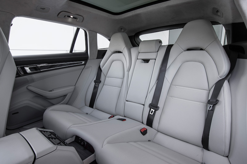 ラゲッジスペースをサルーンのパナメーラから20L拡大するとともに、シリーズとして初めて3座シートを搭載した。