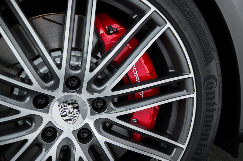 ターボは最高出力404kW（550PS）/5750-6000rpm、最大トルク770Nm/1960-4500rpmを発生するV型8気筒4.0リッターツインターボエンジンを搭載。最高速304km/h、0-100km/h加速3.8秒（スポーツクロノパッケージ装着時は3.6秒）を実現する