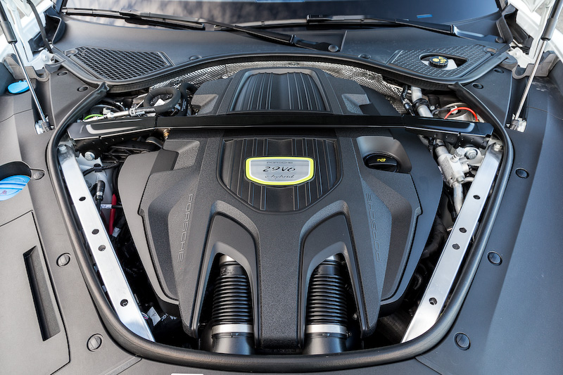 4 S E-ハイブリッドは最高出力243kW（330PS）/5250-6500rpm、最大トルク450Nm/1750-5000rpmのV型6気筒2.9リッターツインターボエンジンに、100kW（136PS）/400Nmのモーターを組み合わせ、システム全体で340kW（462PS）/700Nmを発生