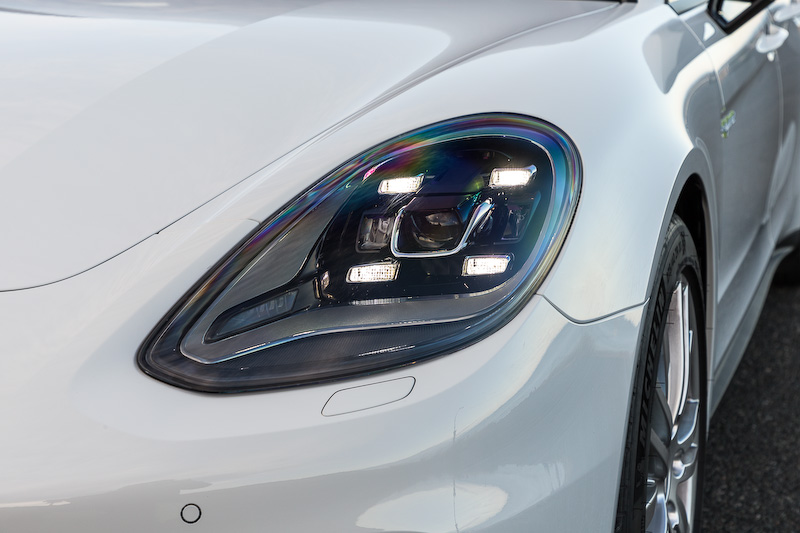 4 S E-ハイブリッドは最高出力243kW（330PS）/5250-6500rpm、最大トルク450Nm/1750-5000rpmのV型6気筒2.9リッターツインターボエンジンに、100kW（136PS）/400Nmのモーターを組み合わせ、システム全体で340kW（462PS）/700Nmを発生