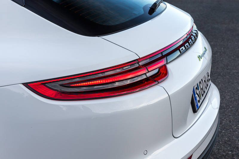 4 S E-ハイブリッドは最高出力243kW（330PS）/5250-6500rpm、最大トルク450Nm/1750-5000rpmのV型6気筒2.9リッターツインターボエンジンに、100kW（136PS）/400Nmのモーターを組み合わせ、システム全体で340kW（462PS）/700Nmを発生