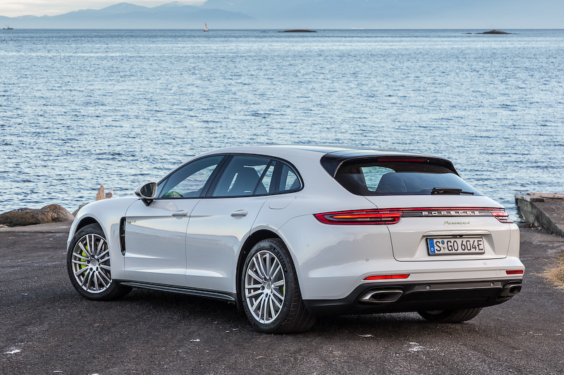 3月にジュネーブ・モーターショーで世界初公開された「パナメーラ スポーツツーリスモ」（写真は4 S E-ハイブリッド）。ボディサイズは5049×1937×1428mm（全長×全幅×全高）で、ホイールベースは2950mm。日本でも予約受注を開始しており、4 S E-ハイブリッドの価格は1521万3000円