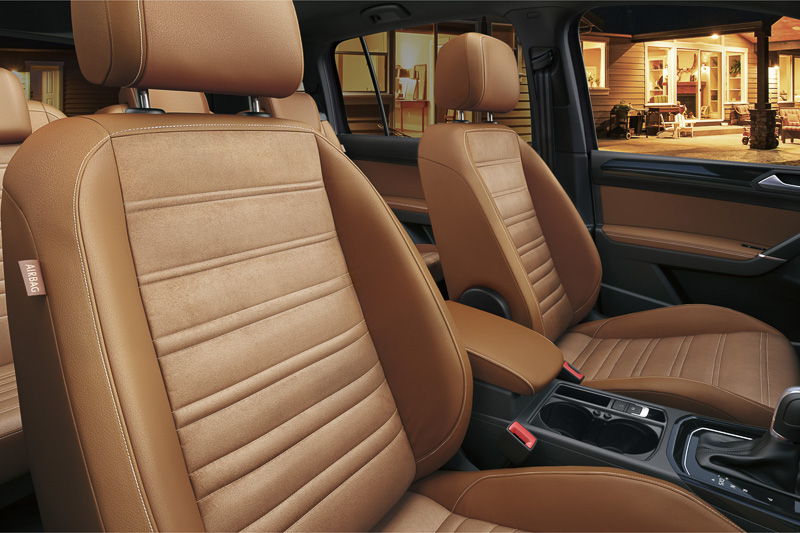 ヴォルケーノブラウン色の「マイクロフリース＆ナパレザーシート」をゴルフ トゥーランで初採用