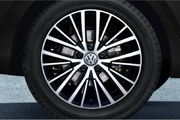 専用デザインの17インチアルミホイールを特別装備