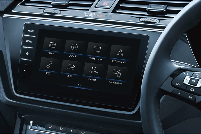 センターコンソールに備える純正インフォテイメントシステム“Discover Pro”は、5月に発売した新型「ゴルフ」で初採用した「ジェスチャーコントロール機能」に対応。駐車場でバックするときに便利な「Rear Assist」の画面表示も可能となっている