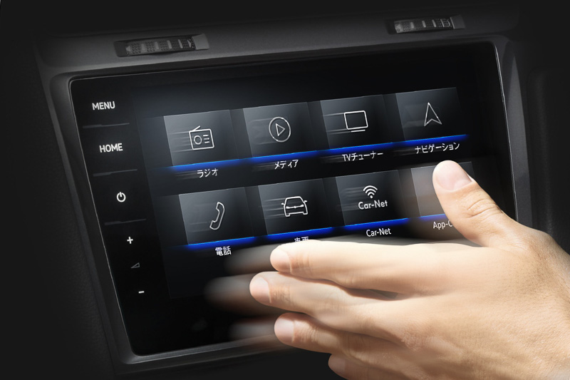 センターコンソールに備える純正インフォテイメントシステム“Discover Pro”は、5月に発売した新型「ゴルフ」で初採用した「ジェスチャーコントロール機能」に対応。駐車場でバックするときに便利な「Rear Assist」の画面表示も可能となっている