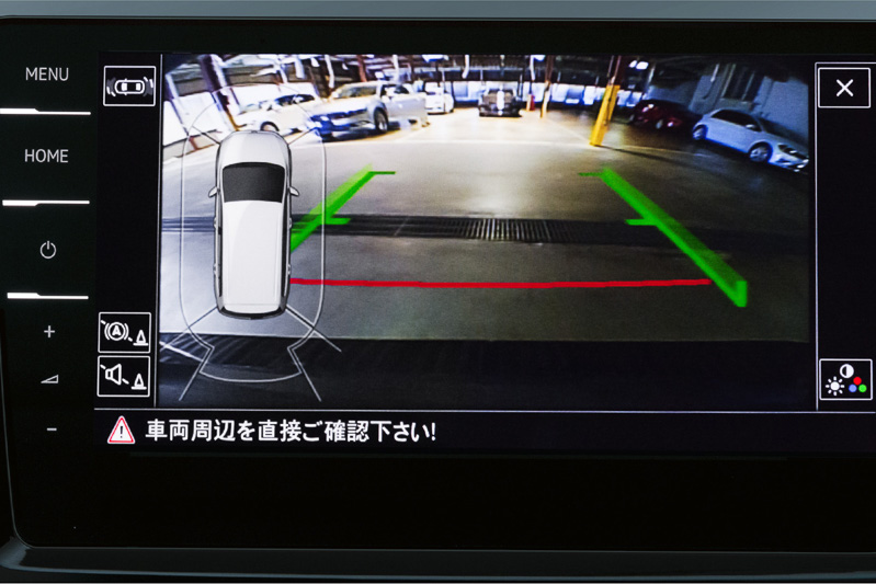 センターコンソールに備える純正インフォテイメントシステム“Discover Pro”は、5月に発売した新型「ゴルフ」で初採用した「ジェスチャーコントロール機能」に対応。駐車場でバックするときに便利な「Rear Assist」の画面表示も可能となっている