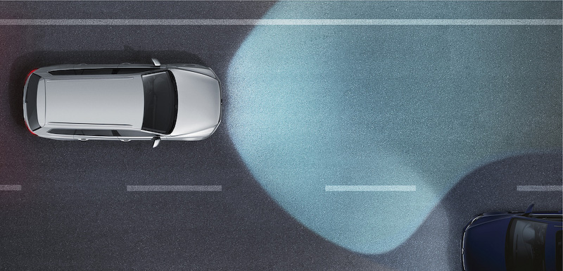 フロントカメラで車両前方の光源をモニタリングし、対向車・先行車の位置と距離を算出して光の照射角度を変え、適切な照射エリアを細かく調整する「ダイナミックライトアシスト」