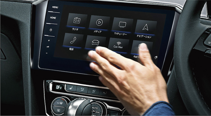 9.2インチの全面タッチスクリーンを採用する純正ナビゲーションシステム「Discover Pro」。手のひらを画面にかざし、左右に動かすことでも画面操作を行なえるジェスチャーコントロールも搭載