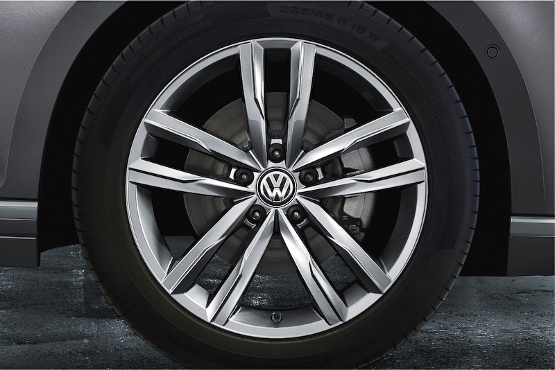 マンガングレーメタリックはシルバーのホイールを組み合わせる