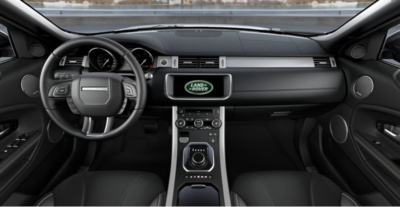 車内のパーフォレイテド・グレインレザー・シートやヘッドライニングもボディカラーとコーディネートしてエボニー（ブラック）で統一