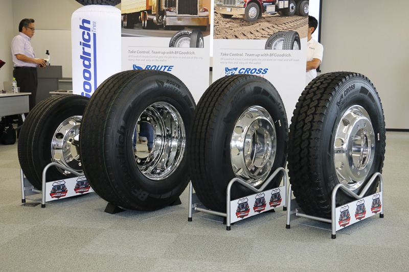 左から「ROUTE CONTROL T（265/70 R19.5）」「ROUTE CONTROL T（385/65 R22.5）」「ROUTE CONTROL S（11R 22.5）」「CROSS CONTROL S（11R 22.5）」