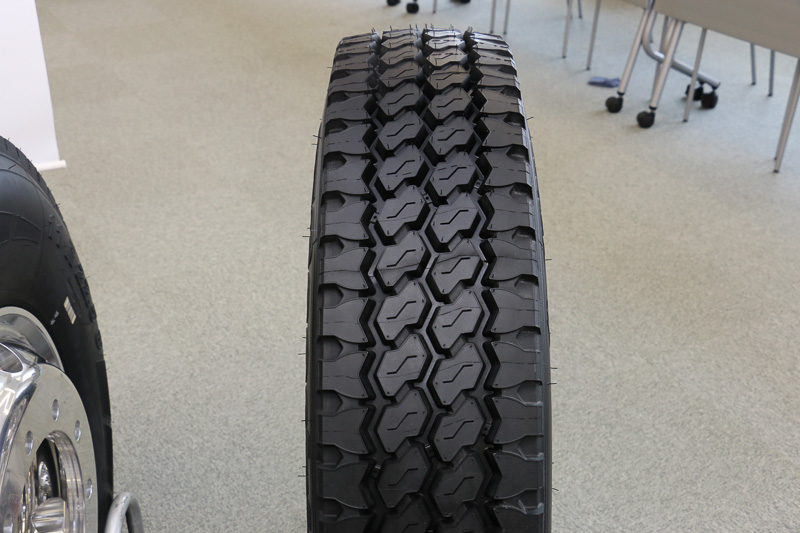 CROSS CONTROL Sのトレッドパターン