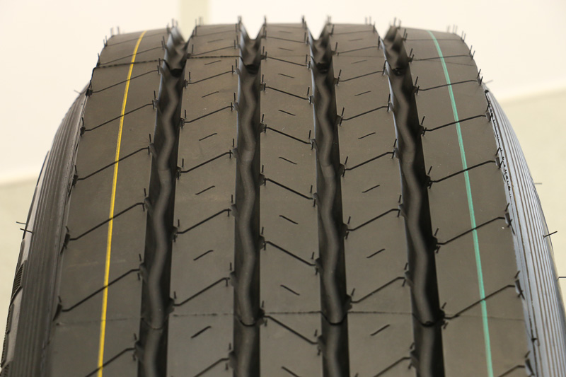 ROUTE CONTROL T（385/65 R22.5）のトレッドパターン。グルーブの幅が十分にあるので小石などの噛みこみはあまり発生しない
