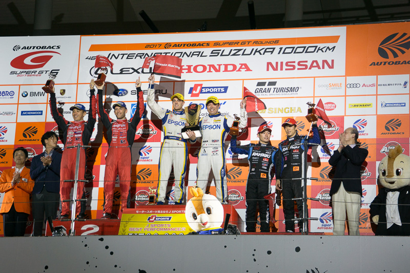 2位は23号車 MOTUL AUTECH GT-R（松田 次生/ロニー・クインタレッリ組、MI）、3位は100号車 RAYBRIG NSX-GT（山本尚貴/伊沢拓也、BS）