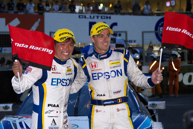 決勝終了後、優勝した喜びを松浦孝亮選手とベルトラン・バゲット選手