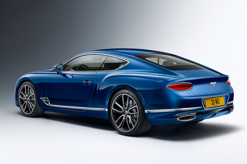 本国で発表された新型コンチネンタル GTのボディサイズは4805×1954×1405mm（全長×全幅×全高。全幅はミラー閉の状態）、ホイールベース2851mm。