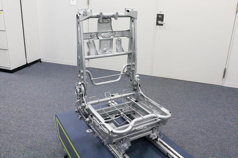 日産自動車の「2017年グローバル・イノベーション賞」を受賞したアディエントの技術が搭載されている「セレナ」の2列目運転席側のシートの骨格