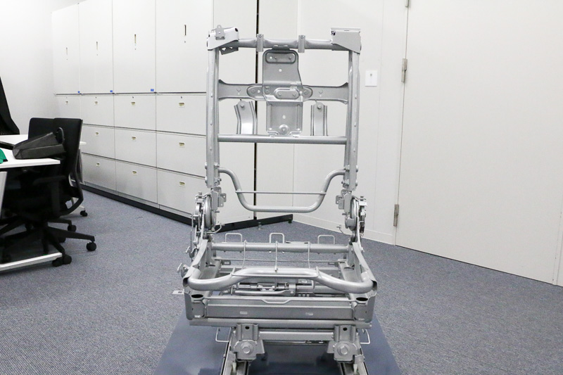 ハイテン材を採用した2列目運転席側シートの骨格。肩のあたりに位置するところにシートベルトを内蔵するホルダーが装着されている