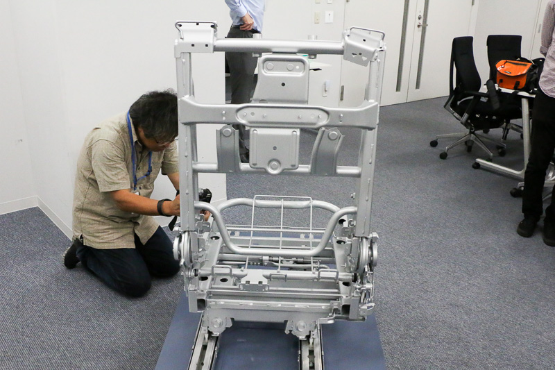 ハイテン材を採用した2列目運転席側シートの骨格。肩のあたりに位置するところにシートベルトを内蔵するホルダーが装着されている