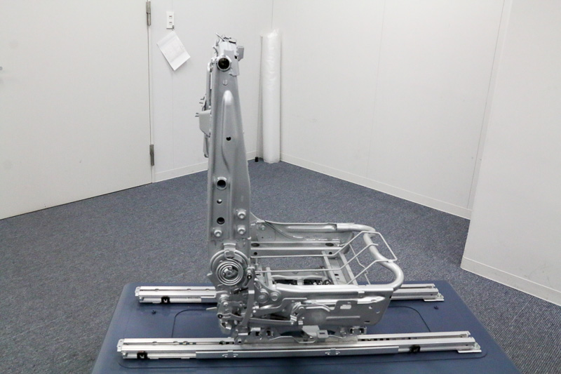 ハイテン材を採用した2列目運転席側シートの骨格。肩のあたりに位置するところにシートベルトを内蔵するホルダーが装着されている