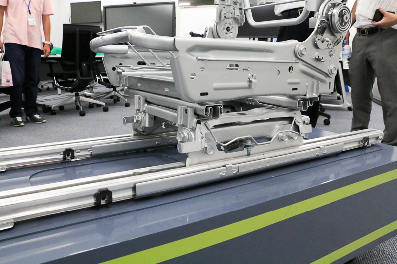 シートの骨格だけでなく、レールや座面などにもハイテン材を使用