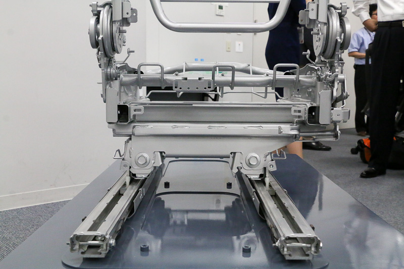 シートの骨格だけでなく、レールや座面などにもハイテン材を使用