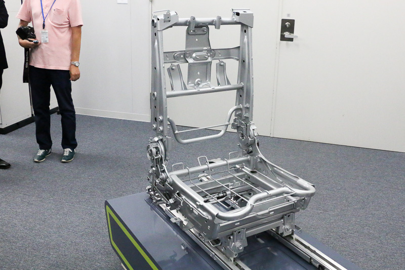 ハイテン材を採用した2列目運転席側シートの骨格。肩のあたりに位置するところにシートベルトを内蔵するホルダーが装着されている