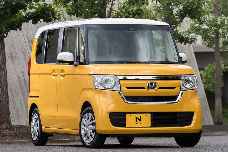 N-BOXの撮影車両はG・L ターボ Honda SENSING。ボディカラーはプレミアムイエロー・パールII＆ホワイトの2トーンカラー