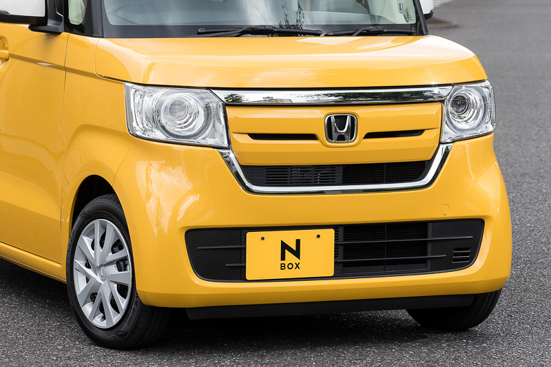 初代N-BOXから継承した丸形イメージのヘッドライトなど、ファニーなイメージのフロントマスク