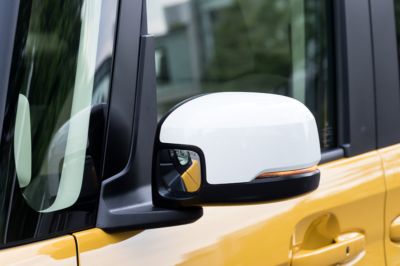 電動格納式リモコンドアミラーにはターンランプを内蔵。助手席側にはサイドビューサポートミラーと組み合わせて左前輪部を確認するためのミラーが付く