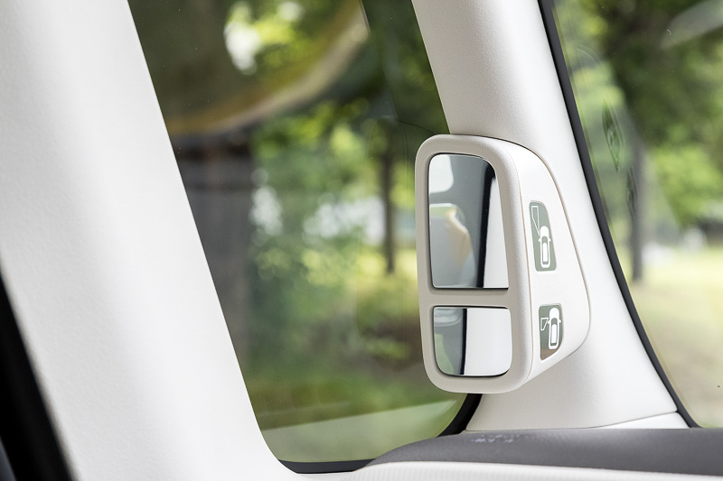 サイドビューサポートミラーは従来とは逆に、上段が左前輪前方、下段が助手席ドア下側を映す構造になった