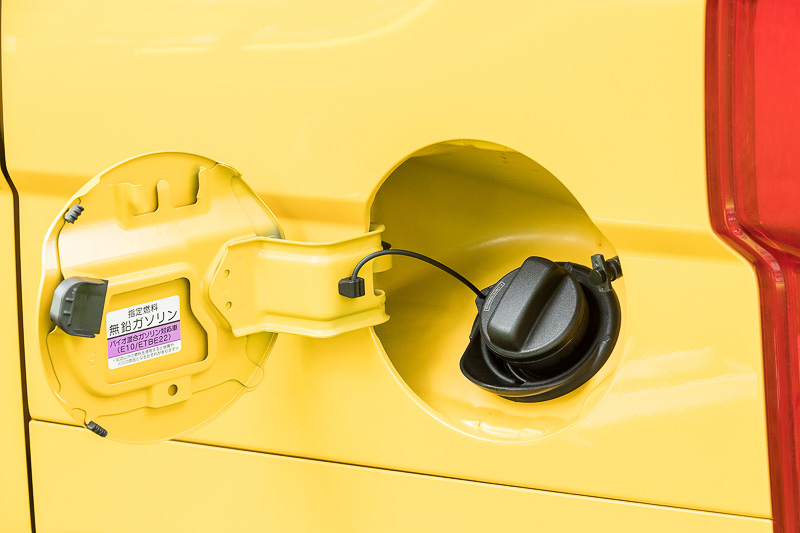 使用燃料は自然吸気、ターボともに無鉛レギュラーガソリン仕様。燃料タンク容量は2WD車が27L、4WD車が25L