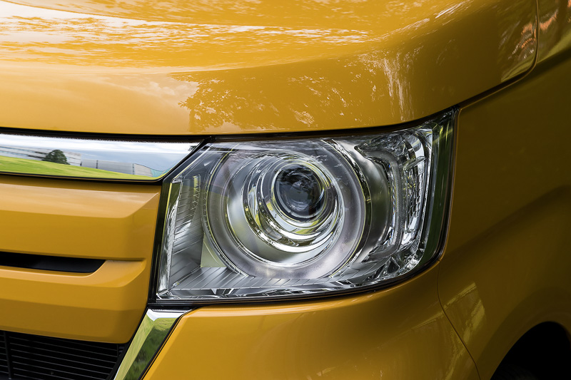 N-BOXではプロジェクタータイプのフルLEDヘッドライトを標準装備する