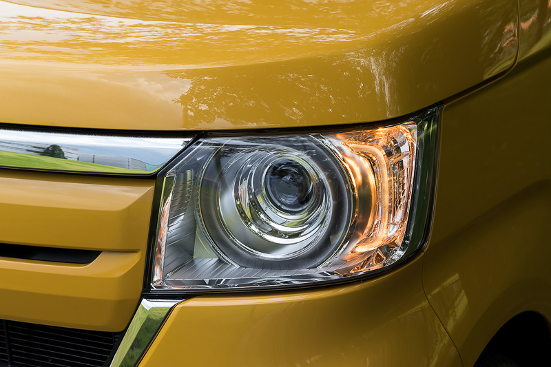 N-BOXではプロジェクタータイプのフルLEDヘッドライトを標準装備する