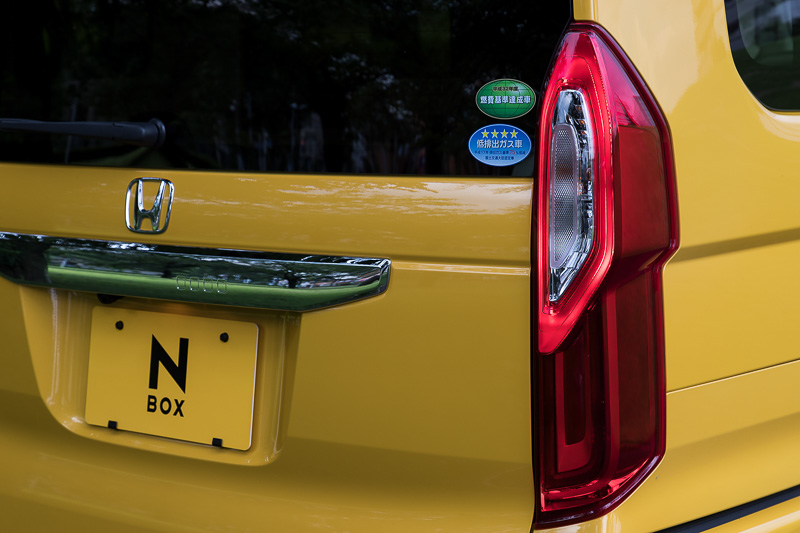 リアコンビランプもLEDタイプ。上部のテールランプと下部のストップランプはそれぞれライン状に発光する