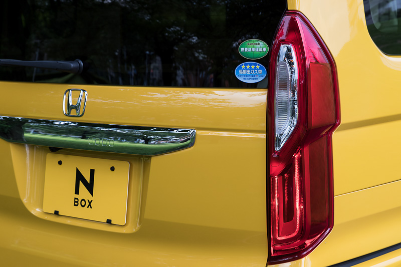 リアコンビランプもLEDタイプ。上部のテールランプと下部のストップランプはそれぞれライン状に発光する