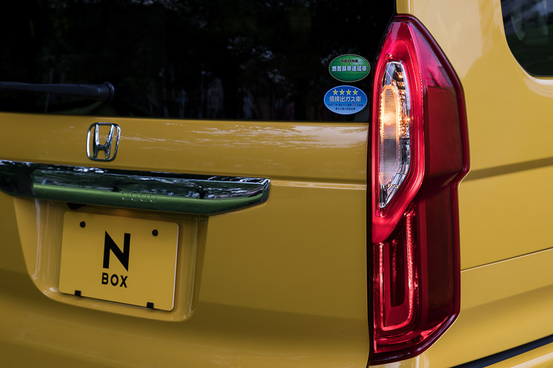 リアコンビランプもLEDタイプ。上部のテールランプと下部のストップランプはそれぞれライン状に発光する